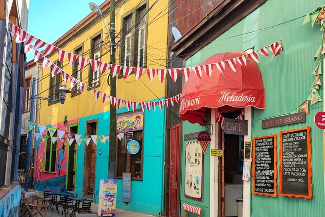 2 Hour Walking Tour in Valparaiso - Ascensor Reina Victoria: the lift that makes the city legible