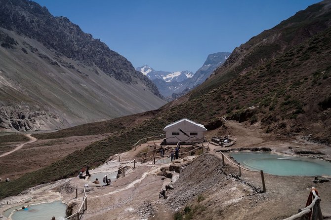 Cajón del Maipo, spa, barbecue, 4x4 cars and small groups. - Pickup, Timing, and the Small-Group Advantage on a 4x4
