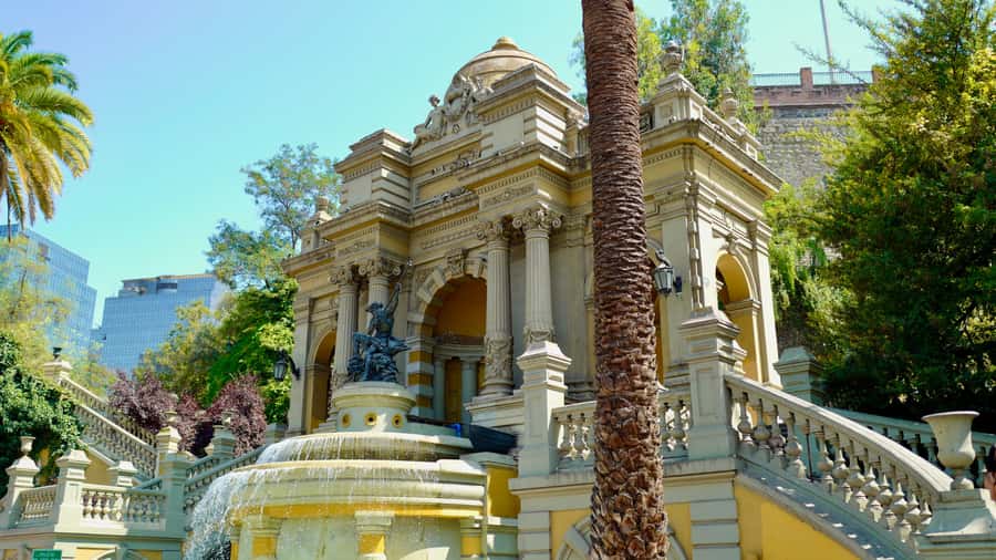 Dia Completo en Santiago: Museo+San Cristobal+City Tour - Plaza de Armas: Photo Stop, Guided Walk, Fast City Orientation