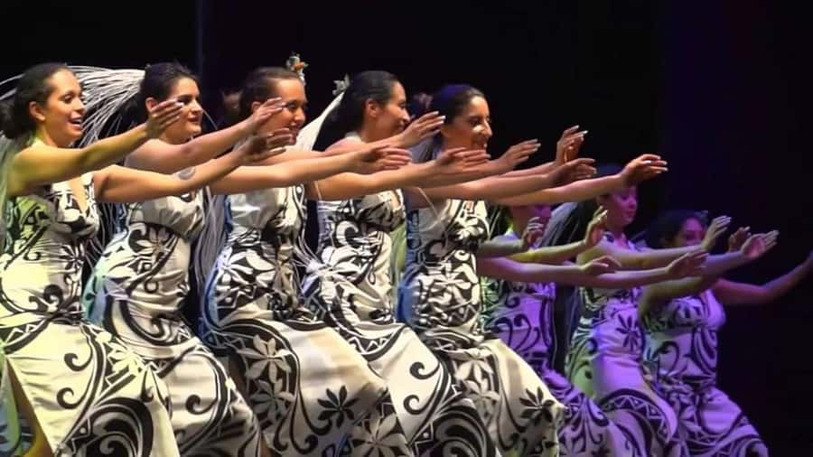 Dinner Show in Bali Hai with Wine refill and transportation - Arriving at Bali Hai, moais first, questions later