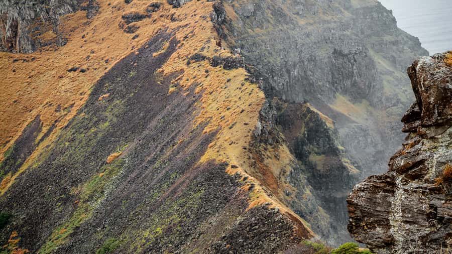 Easter Island: Full Day Ancestral Caves and Orongo Village - Rano Kau: a short stop that sets the volcanic mood