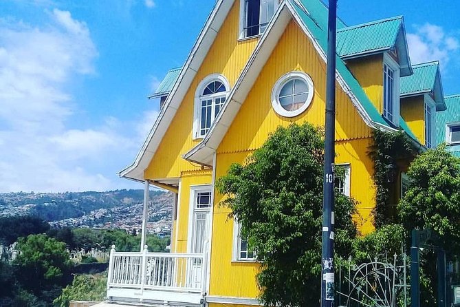 Famous Valparaíso! Premium Walking Tour with a Native Guide - Getting Your Bearings in Valparaíso Starts at Plaza Sotomayor