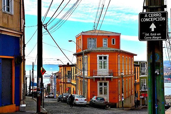 Historic Valparaiso and Viña del Mar from Santiago - Stop 1: Valparaiso, UNESCO on the hill streets