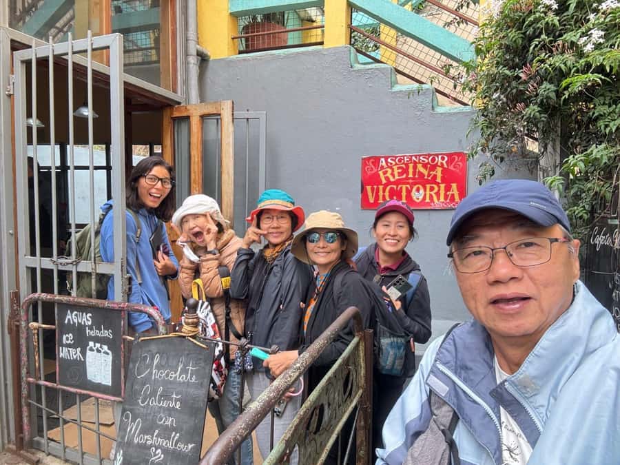 Historic Valparaíso: Private tour by vehicle - Shopping time, souvenirs, and the value of having a guide