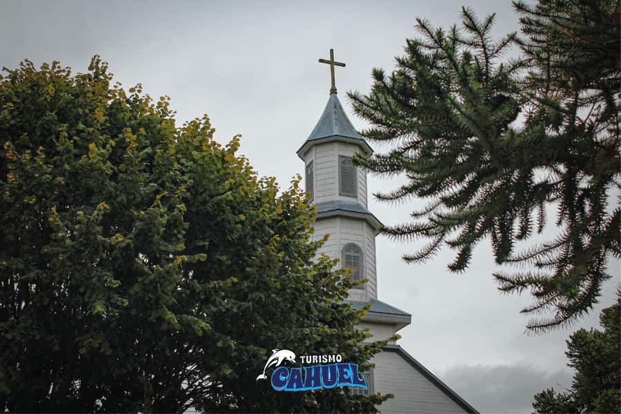 Inner Coast of Chiloé: Road and Sea. - A Chiloé day that mixes road, water, and small-town rhythm