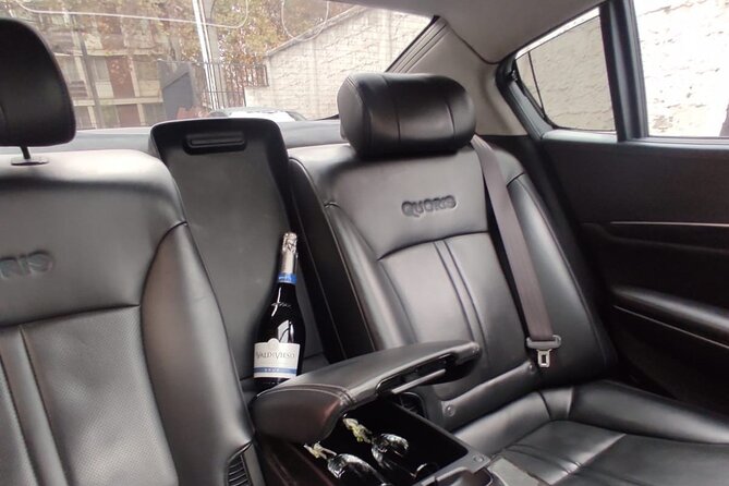 Luxury Airport Private Transfer SCL - Comfort Included: A/C, Water, Mints, and Hand Wipes