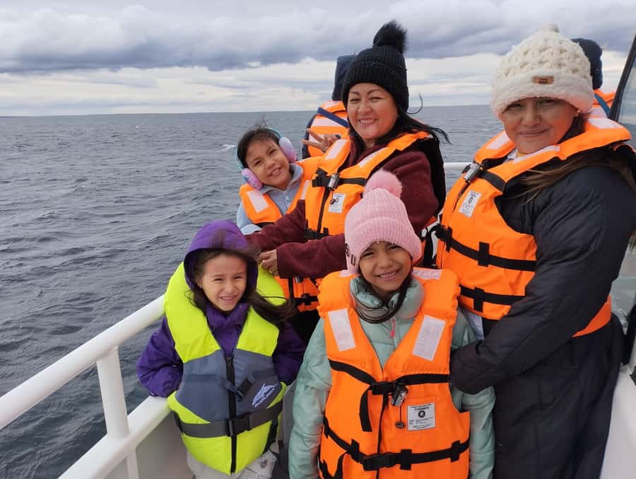 Magdalena Island: Walk with the penguins - The 800-meter penguin walk and the 1902 lighthouse goal