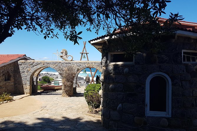 Poetry and Wines: Isla Negra and Undurraga vineyard - Casablanca wine market hour: browsing and sampling without the pressure