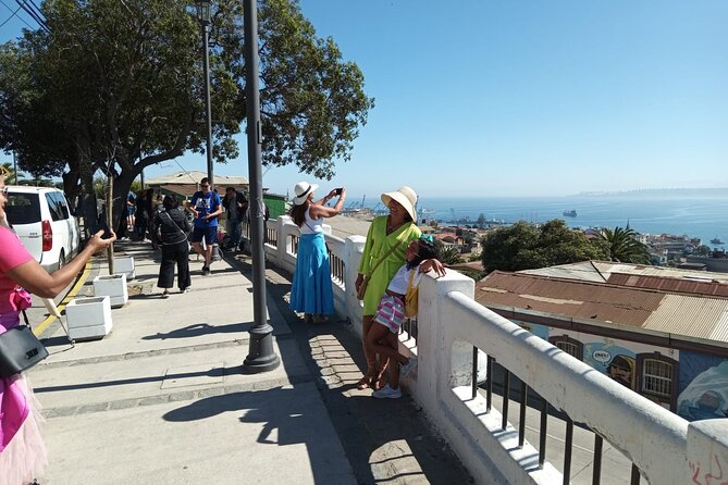 Private Tour Valparaiso and Viña del Mar wine shop in white house - Playa Renaca: Your Beach Reset in Viña