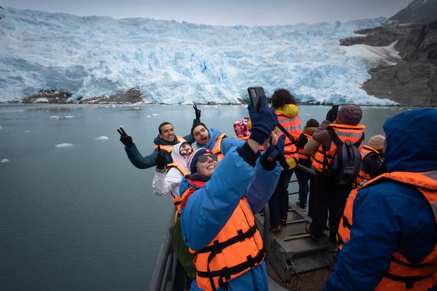 Punta Arenas: Full-Day Whales, Penguins, and Glaciers Tour - Getting to the tour: the José Nogueira pickup point and the 50 km south launch