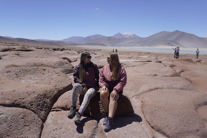 Red Stones and High Plains Tour from San Pedro - Miscanti and Miñiques lagoons above 4,000 meters: quiet views with altitude in the mix