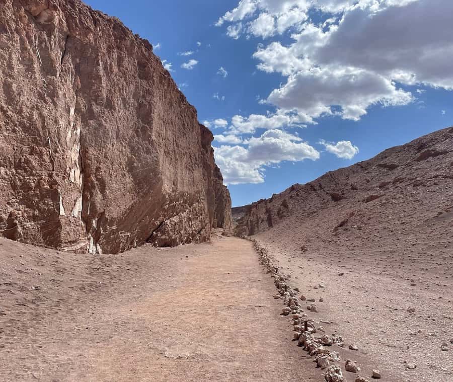 San Pedro de Atacama Tour Guiado Valle de la Luna & Cocktail - The guided walking route inside Valle de la Luna