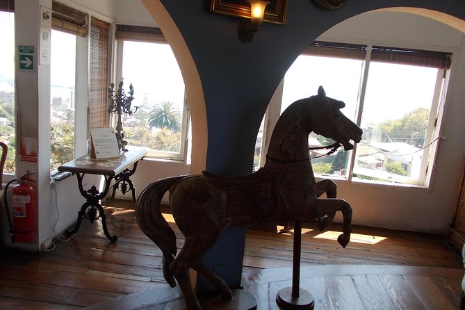 Santiago: Full-Day Neruda's Route Tour, include entraces to museums - La Sebastiana on Cerro Bellavista: Floating House Energy