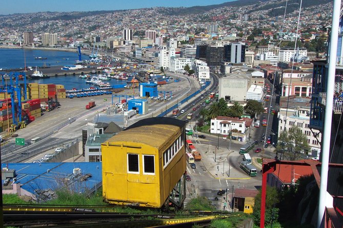 Santiago: Full day tour to Valparaiso and Viña del Mar city - Entering Valparaíso from Plaza Sotomayor: the city on its own terms