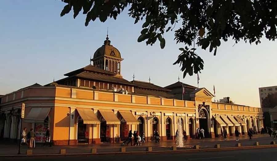 Santiago : Must-See Sites Walking Tour With A Guide - Meeting outside Hotel Santa Lucía, then getting your bearings fast