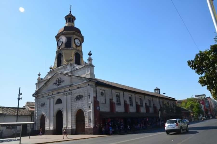 Santiago : Must-See Sites Walking Tour With A Guide - Plaza de Armas and the Cathedral from 1748, the city’s core logic