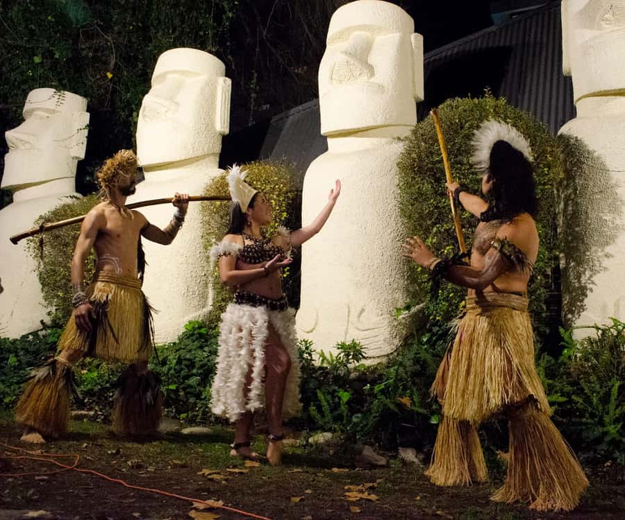 Santiago: Private Dinner & Chilean Folk Show with Transfers - Bali Hai at night: why this show format works