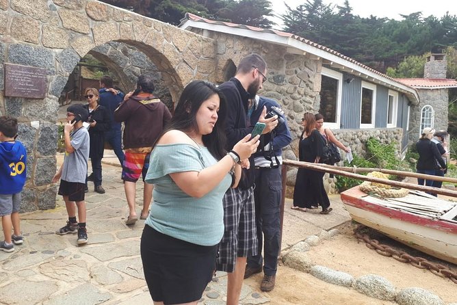 Small Group Full-Day Tour to Isla Negra, San Alfonso del Mar, and Pomaire - The guide experience: when it really matters (and when it can disappoint)