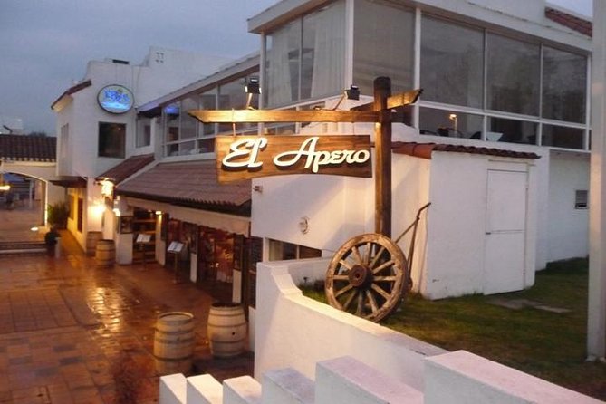 Small-Group Night City Tour: San Cristobal Hill and Dinner Show - Group size, pickup, minivan comfort, and what a great guide does