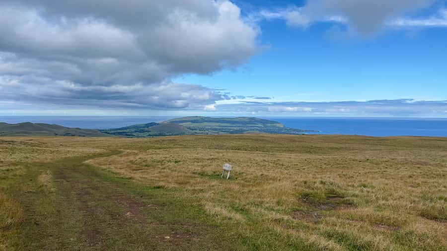 Terevaka Horse Excursion: The highest point and 360° view. - The Ride Up: Trained Horses, Real Adventure, and a Friendly Pace