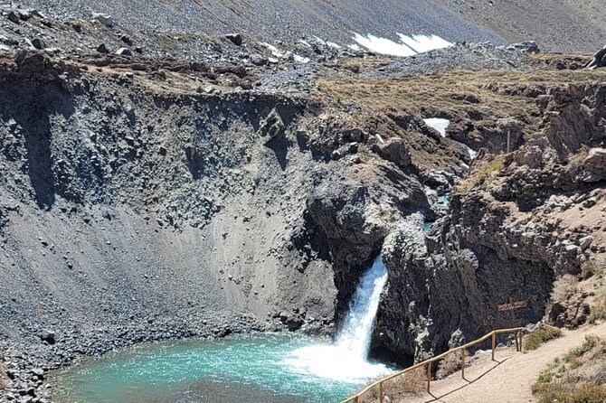 Tour to Cajón del Maipo: Reservoir El Yeso & Salto el Yeso - Stop 3: Embalse El Yeso, turquoise water and snowy mountains