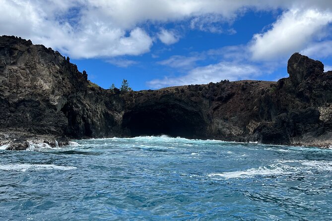 Tour to the Motus: Boat trip and snorkeling in Rapa Nui - Stop 1: Ana Kai Tangata caves and why this shoreline visit matters