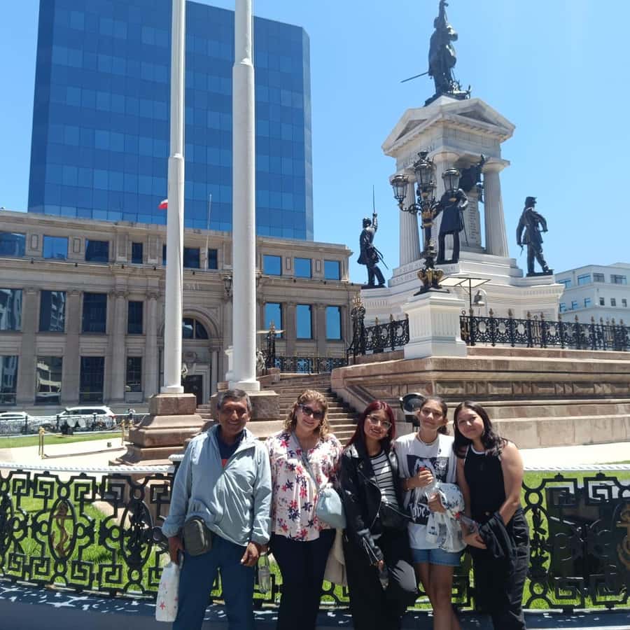 Valparaíso: city tour and ticket to the house of Pablo Neruda - First, you start in Plaza Sotomayor and get the city map in real life