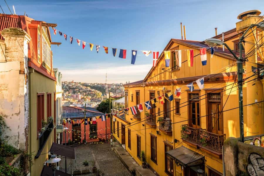 Valparaiso: Guided Walking Tour with Ascensor Rides - The trolley ride to Plaza Aníbal Pinto, a fast route to the action