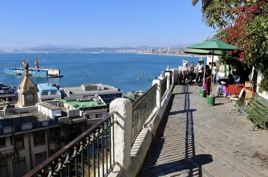Valparaiso : Must-See Sites Walking Tour With A Guide - Paseo Dimalow and the Graffiti Walk Mindset